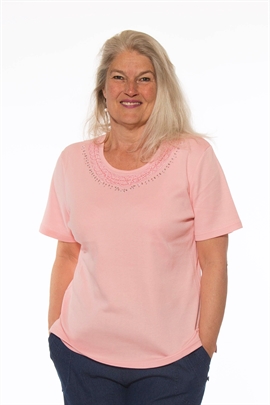 Reflect rosa basic t-shirt dame med V-hals og broderi